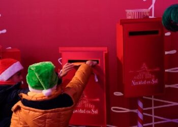 Estreno de un tren de la Navidad que conectará Navacerrada con el Valle de la Barranca para que los niños entreguen sus cartas al Paje Real