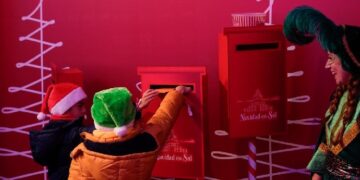 Estreno de un tren de la Navidad que conectará Navacerrada con el Valle de la Barranca para que los niños entreguen sus cartas al Paje Real