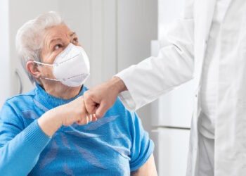 Es recomendable el uso de mascarillas en residencias para aumentar la protección de los mayores frente a la gripe