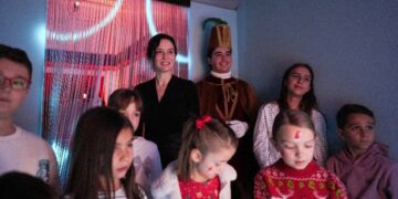 Díaz Ayuso visita 012 Reyes Magos, que este año conectará por videollamada a los niños con Sus Majestades de Oriente
