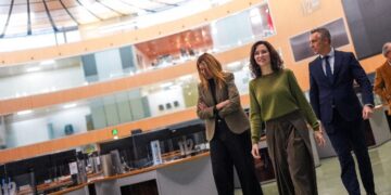 Díaz Ayuso agradece el trabajo de los profesionales que velarán por la seguridad esta Navidad: “Los madrileños y quienes nos visitan están en las mejores manos”