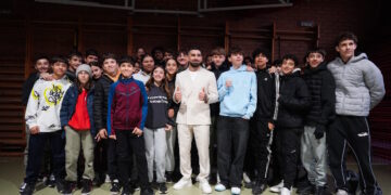 Ilia Topuria continúa impartiendo charlas en los centros educativos madrileños sobre los efectos de las drogas y la lucha contra el acoso escolar