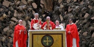 Parolin: La diplomacia debe abrir nuevas posibilidades para seguir creyendo en la paz