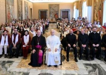 El Papa a peregrinos españoles: Seguir a Cristo, con el testimonio de los santos