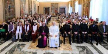 El Papa a peregrinos españoles: Seguir a Cristo, con el testimonio de los santos