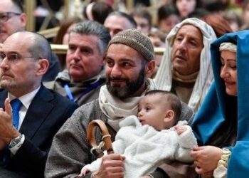 El Papa: El pesebre con su “desarmante pobreza” nos invita a seguir a Cristo