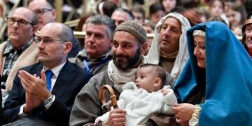 El Papa: El pesebre con su “desarmante pobreza” nos invita a seguir a Cristo