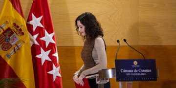 Díaz Ayuso alerta de que la confianza ciudadana y la prosperidad «caen” cuando se abusa de los decretos o se paraliza la fiscalización política