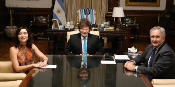 Foto Noticia: Díaz Ayuso recibida por Milei en Buenos Aires