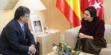 Díaz Ayuso se reúne con Fujitsu para explorar nuevas vías de colaboración en la transformación digital de la región