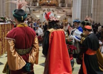 Los Reyes Magos visitan a los niños en la catedral de la Almudena