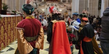 Los Reyes Magos visitan a los niños en la catedral de la Almudena