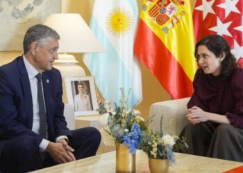 Díaz Ayuso recibe en la Real Casa de Correos al jefe de Gobierno de la Ciudad Autónoma de Buenos Aires
