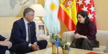 Díaz Ayuso recibe en la Real Casa de Correos al jefe de Gobierno de la Ciudad Autónoma de Buenos Aires