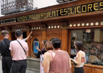 Edición de Relatos Centenarios, una guía con las recetas y anécdotas de las tabernas y restaurantes más antiguos de Madrid