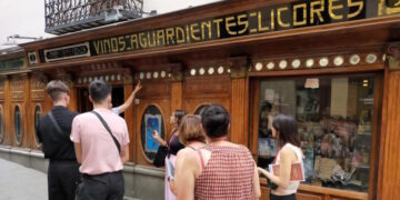 Edición de Relatos Centenarios, una guía con las recetas y anécdotas de las tabernas y restaurantes más antiguos de Madrid