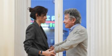 Díaz Ayuso recibe al alpinista Carlos Soria tras coronar la cumbre del Manaslu en Nepal con 86 años