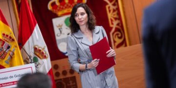 Díaz Ayuso advierte del mensaje de Sánchez al Supremo con el indulto al ex fiscal: “Quien intente estar a salvo de nosotros será aniquilado”