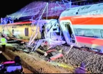 Ayuda tras el descarrilamiento de dos trenes en Córdoba, uno de Iryo y otro de Renfe.