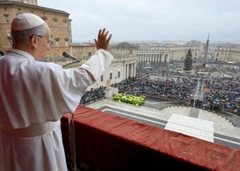 El Papa en el Ángelus: Que en vez de la industria de la guerra se afirme la artesanía de la paz