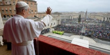 El Papa en el Ángelus: Que en vez de la industria de la guerra se afirme la artesanía de la paz