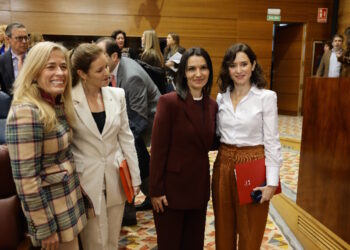 Díaz Ayuso acusa al PSOE de callar “miserablemente” con los viajes a República Dominicana, la salida de etarras de la cárcel o el accidente de tren de Adamuz