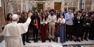 El Papa a los jóvenes políticos: no habrá paz si se descarta a los débiles