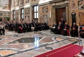 El Papa: La salud está en peligro por la guerra, el atentado más absurdo contra la vida