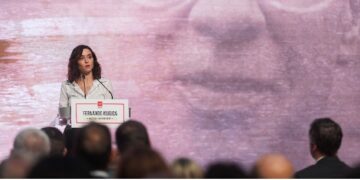 Díaz Ayuso: “Sánchez se sienta en La Moncloa por expreso deseo de Bildu y ha dado a ETA escaños, legitimidad y poder para reescribir nuestra Historia”