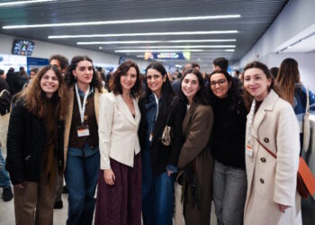 Díaz Ayuso anima a médicos y enfermeros residentes a elegir Madrid para formarse en la región “con más esperanza de vida de Europa”