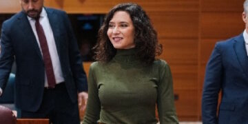 Díaz Ayuso da la “enhorabuena” a Vox por su “trabajo” con “mentiras” que solo favorecen al Gobierno de Sánchez y a sus socios