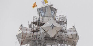La Sagrada Familia toca el cielo: colocan la pieza más alta de la torre de Jesucristo