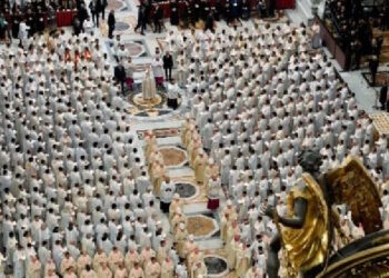 El Papa: Los consagrados son fuente de paz. Muchos permanecen donde retumban las armas