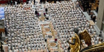 El Papa: Los consagrados son fuente de paz. Muchos permanecen donde retumban las armas