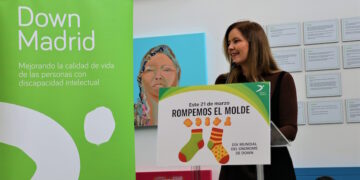 Políticos junto a profesionales, usuarios y familias de la Fundación Down Madrid conmemoran el Día Mundial del Síndrome de Down
