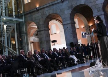 Díaz Ayuso elogia el trabajo de Banco Sabadell en sus 50 años en Madrid participando en programas como Mi Primera Vivienda