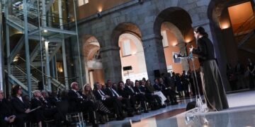 Díaz Ayuso elogia el trabajo de Banco Sabadell en sus 50 años en Madrid participando en programas como Mi Primera Vivienda
