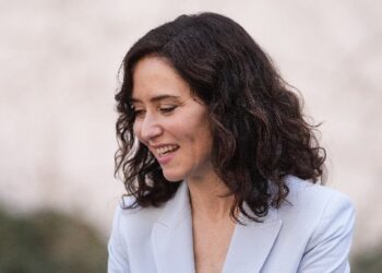 Díaz Ayuso denuncia la estrategia de “líder populista” de Sánchez que necesita “vivir de la tensión” levantando un muro entre españoles