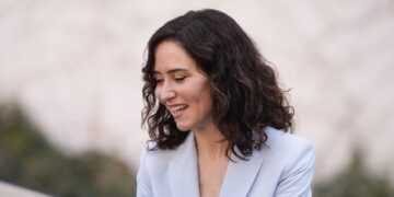 Díaz Ayuso denuncia la estrategia de “líder populista” de Sánchez que necesita “vivir de la tensión” levantando un muro entre españoles