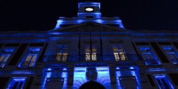 La fachada de la Real Casa de Correos se ilumina de azul para conmemorar el Día Mundial del Riñón