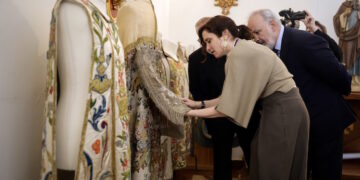 Díaz Ayuso visita los pasos de la procesión del Viernes de Dolores de Campo Real en el inicio de la Semana Santa en la Comunidad de Madrid