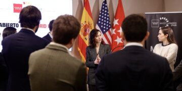 Díaz Ayuso expone en Nueva York una decena de proyectos estratégicos para que los empresarios norteamericanos sigan “poniendo sus ojos” en Madrid