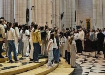 Más de 1.000 voces de la Iglesia en Madrid preparan en la Almudena el himno de la visita del Papa