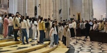 Más de 1.000 voces de la Iglesia en Madrid preparan en la Almudena el himno de la visita del Papa