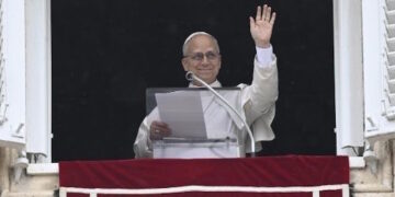 El Papa en el Ángelus: Nada de lo creado puede saciar nuestra sed interior
