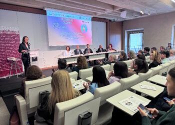 La Comunidad de Madrid defiende la mejora del rendimiento de los alumnos con medidas como la jornada partida o limitar los dispositivos digitales