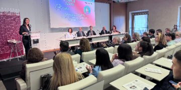 La Comunidad de Madrid defiende la mejora del rendimiento de los alumnos con medidas como la jornada partida o limitar los dispositivos digitales