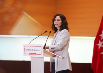 Díaz Ayuso denuncia que la regularización masiva de inmigrantes y la Ley de Memoria Democrática de Sánchez alterarían el reparto de hasta 10 escaños en las elecciones madrileñas