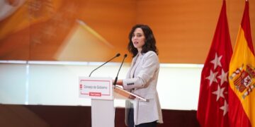 Díaz Ayuso denuncia que la regularización masiva de inmigrantes y la Ley de Memoria Democrática de Sánchez alterarían el reparto de hasta 10 escaños en las elecciones madrileñas