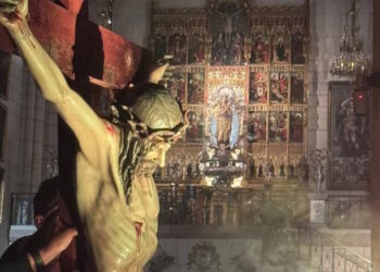 Los jóvenes de Madrid salen a la calle en su vía crucis para «llevar entre todos la única cruz»